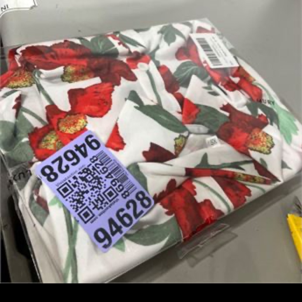 Floral Red and White Women's Top size XS NEW - Picture 6 of 8